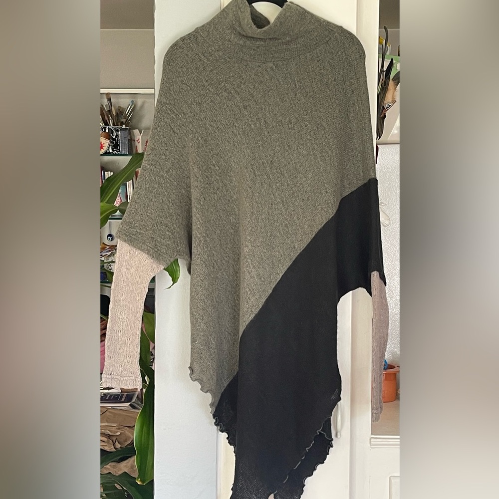 Lagen-look Olive & Black Sweater - versatile & stylish! Size M